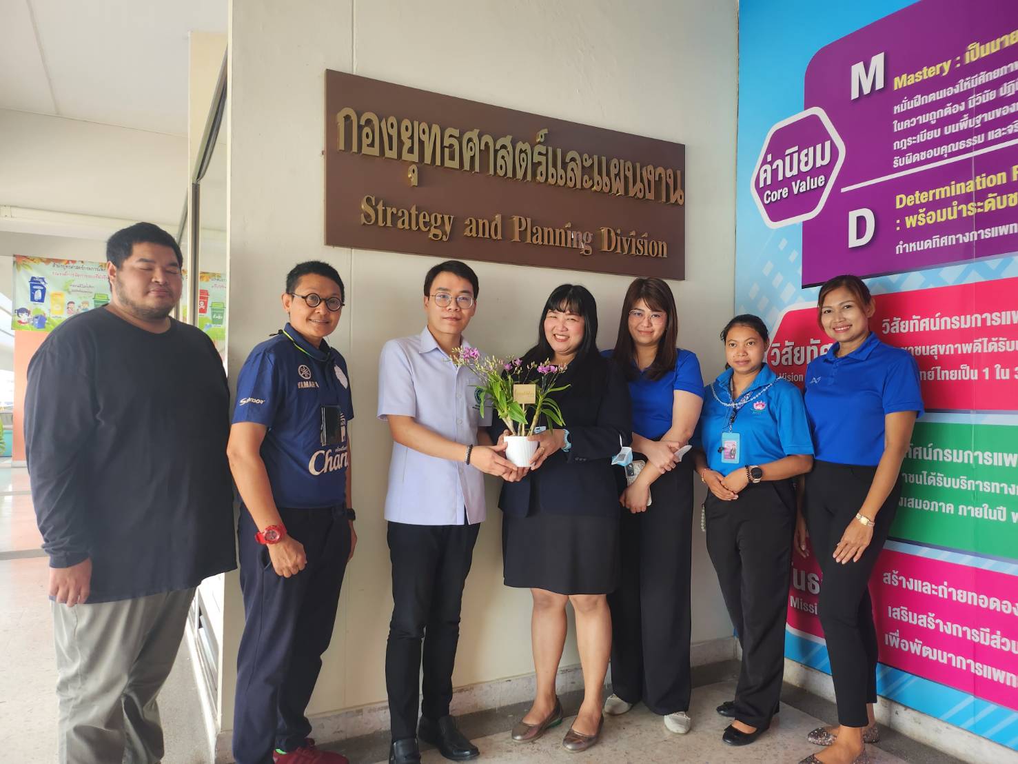กลุ่มงานประชาสัมพันธ์ นำทีมงานร่วมแสดงความยินดีกับ ผอ กองยุทธศาสตร์และแผนงาน
